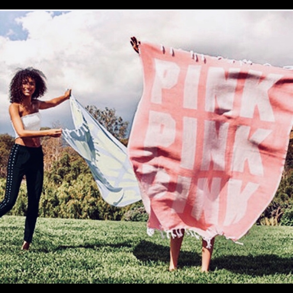 ⛔️SOLD⛔️NWT VS PINK LIMITED EDITION BLANKET